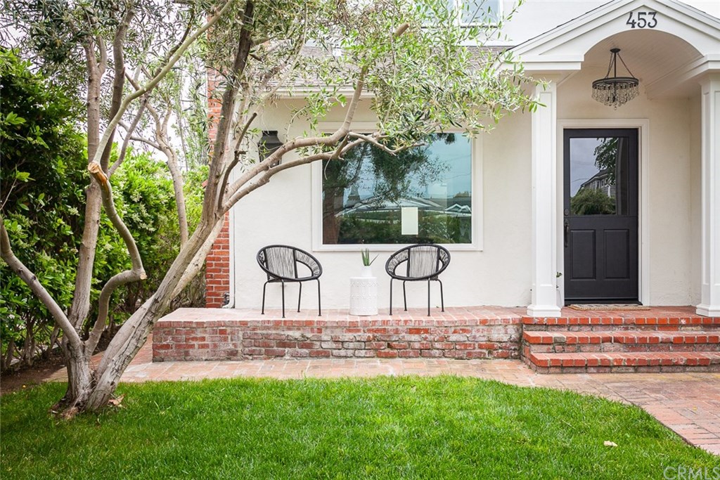 453 Broadway Costa Mesa, CA 92627 - Photo 33 of 39 a front view of a house with garden