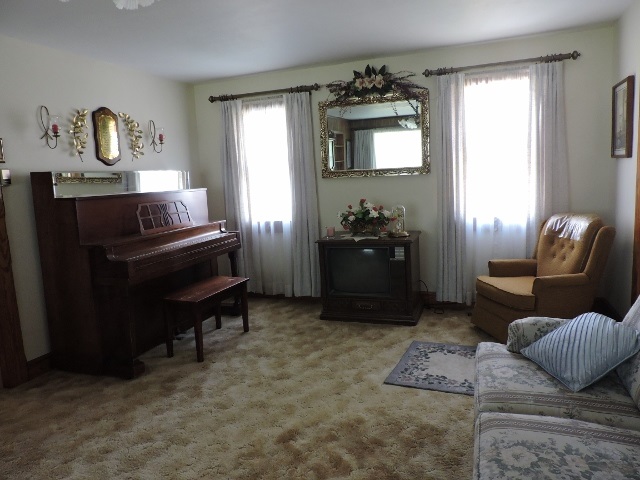 559 Lofton Road Raphine, VA 24472 - Photo 4 of 17 a living room with furniture and a window