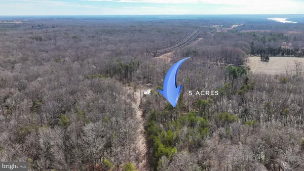 a view of a houses with a yard