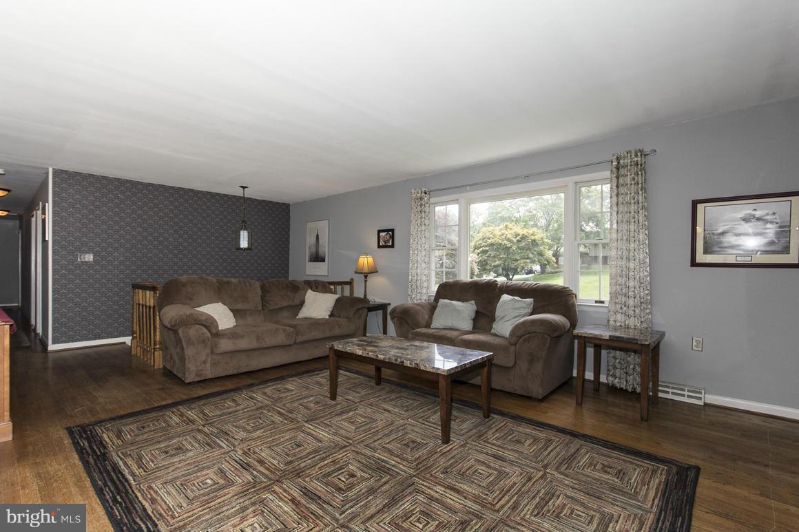 8027 Yellowstone Road Kingsville, MD 21087 - Photo 4 of 29 Living Room