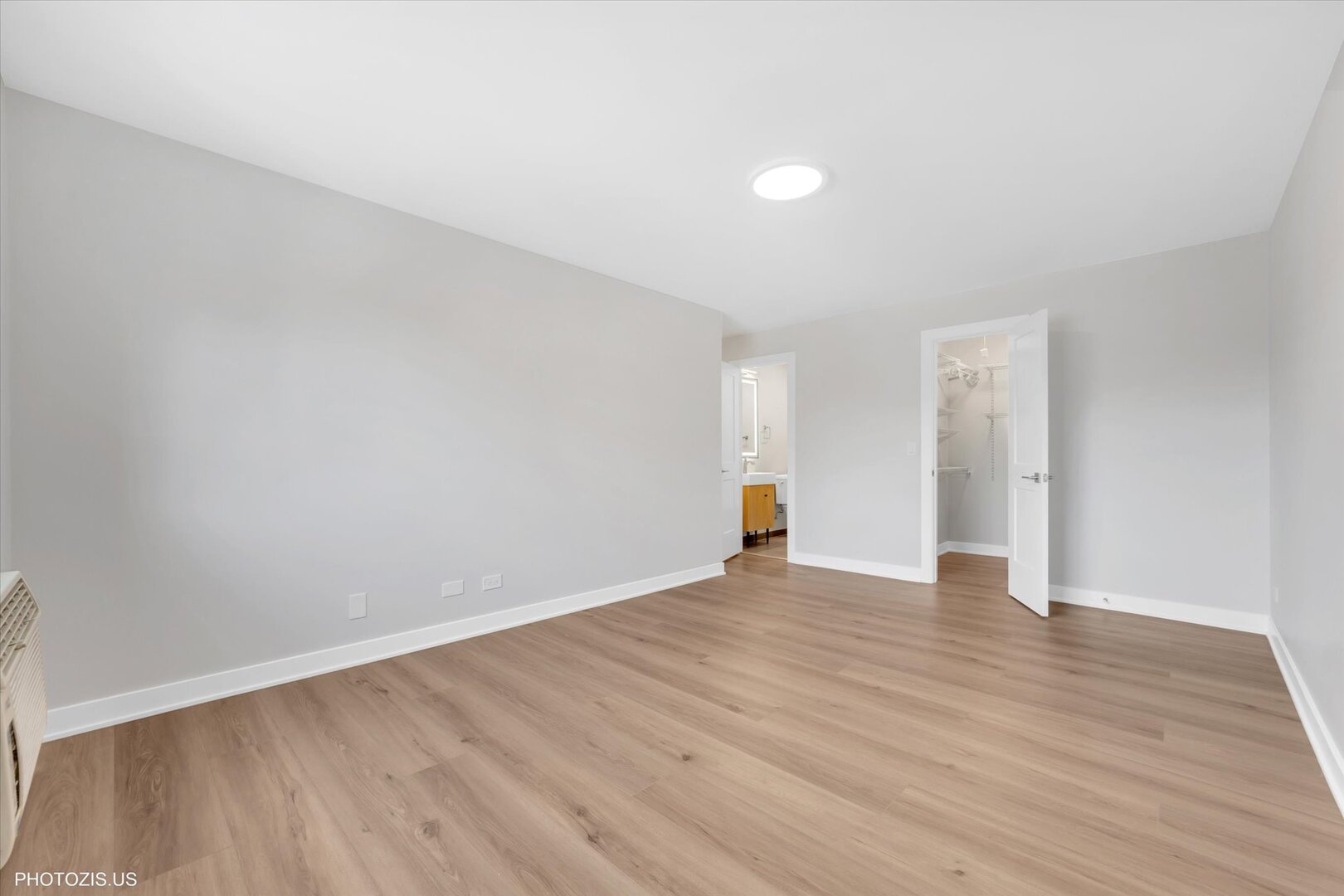 1640 West Sherwin Avenue, Unit 3B Chicago, IL 60626 - Photo 12 of 28 a view of an empty room with wooden floor and a window