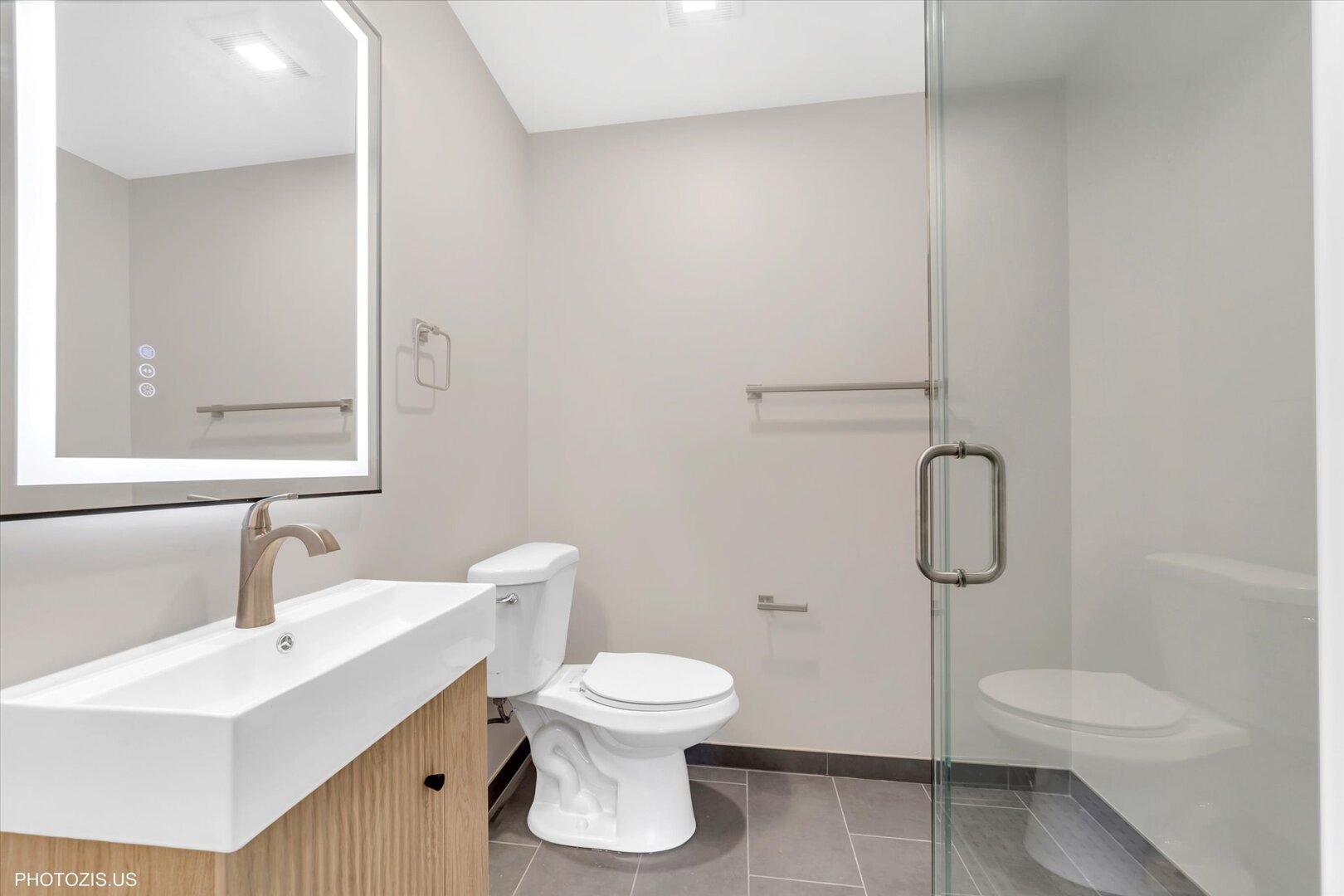 1640 West Sherwin Avenue, Unit 3B Chicago, IL 60626 - Photo 13 of 28 a bathroom with a toilet a sink and mirror