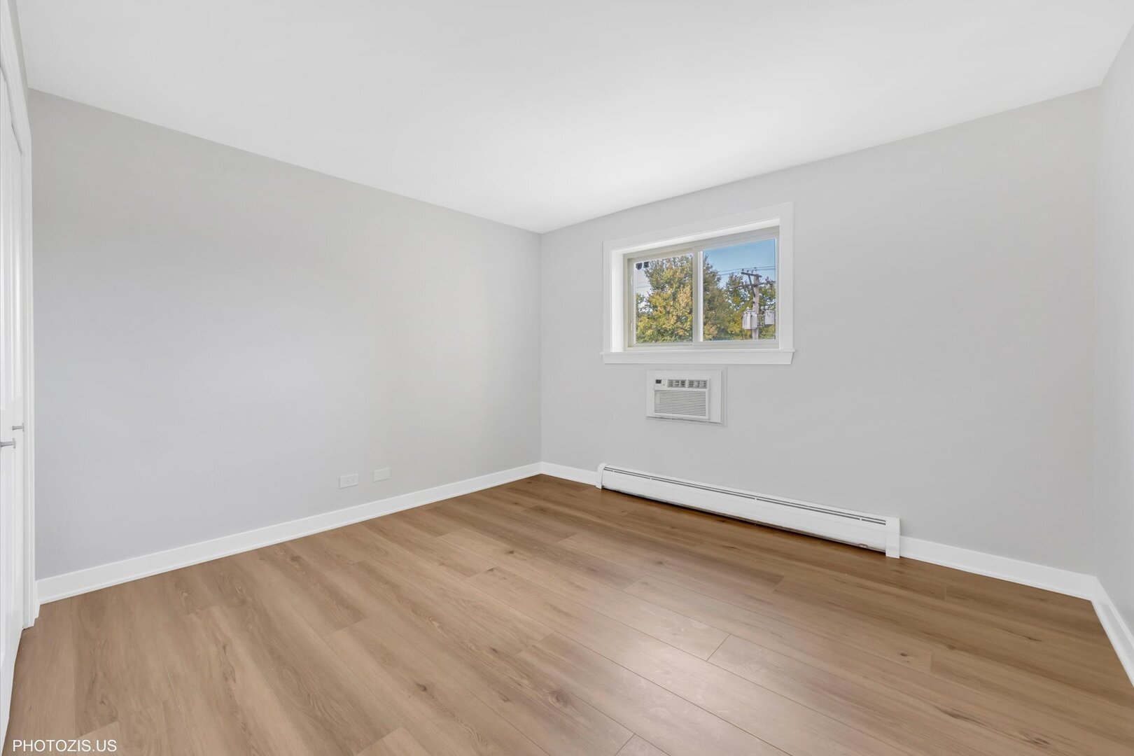 1640 West Sherwin Avenue, Unit 3B Chicago, IL 60626 - Photo 17 of 28 a view of an empty room with wooden floor and a window