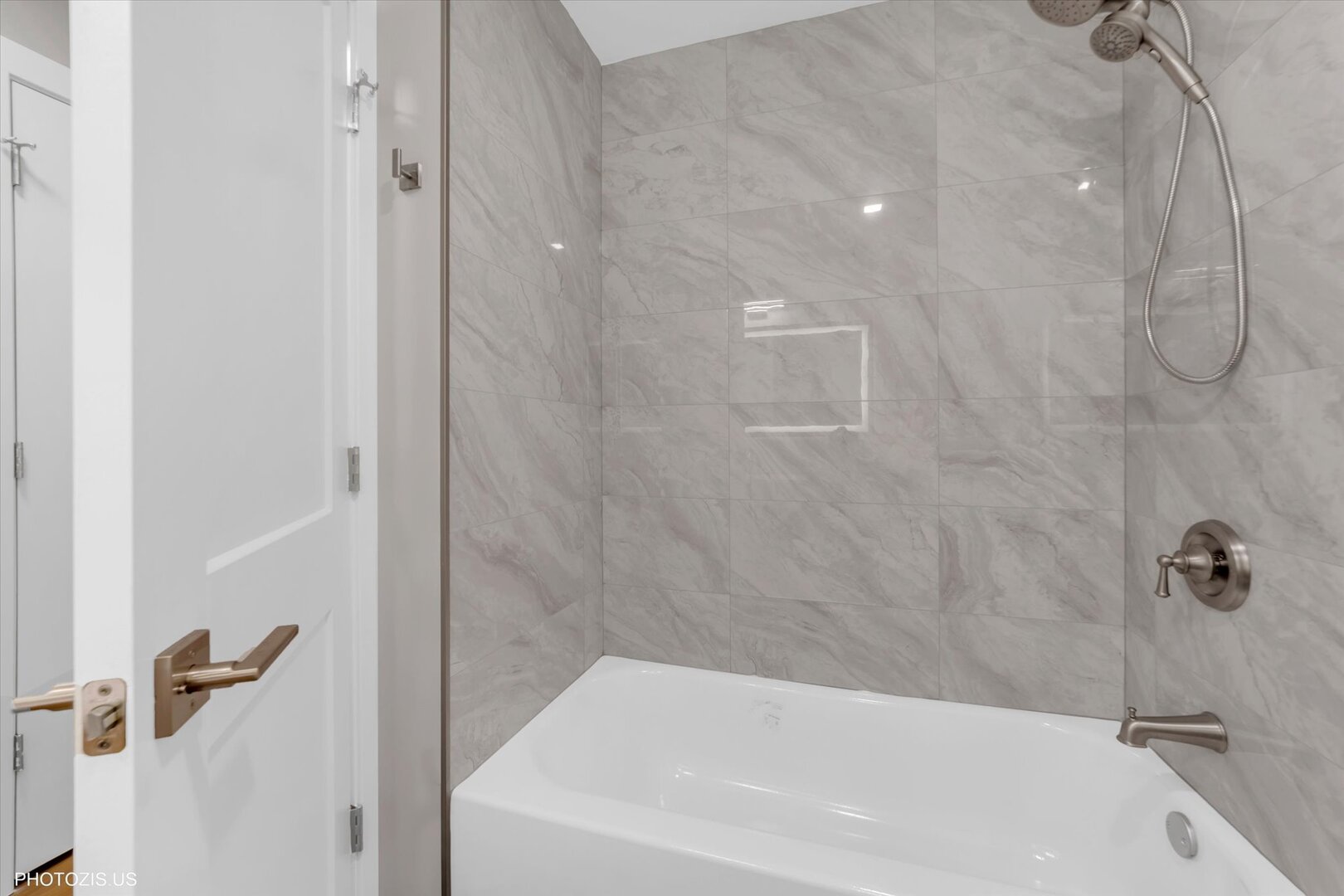 1640 West Sherwin Avenue, Unit 3B Chicago, IL 60626 - Photo 20 of 28 a bathroom with a bathtub