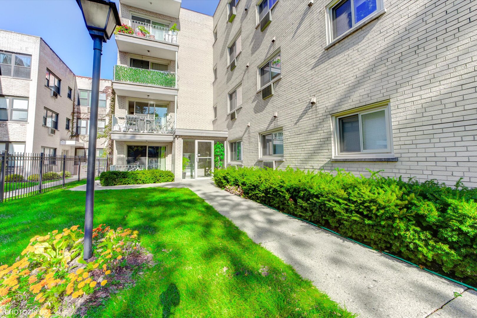1640 West Sherwin Avenue, Unit 3B Chicago, IL 60626 - Photo 2 of 28 a view of a brick building next to a yard
