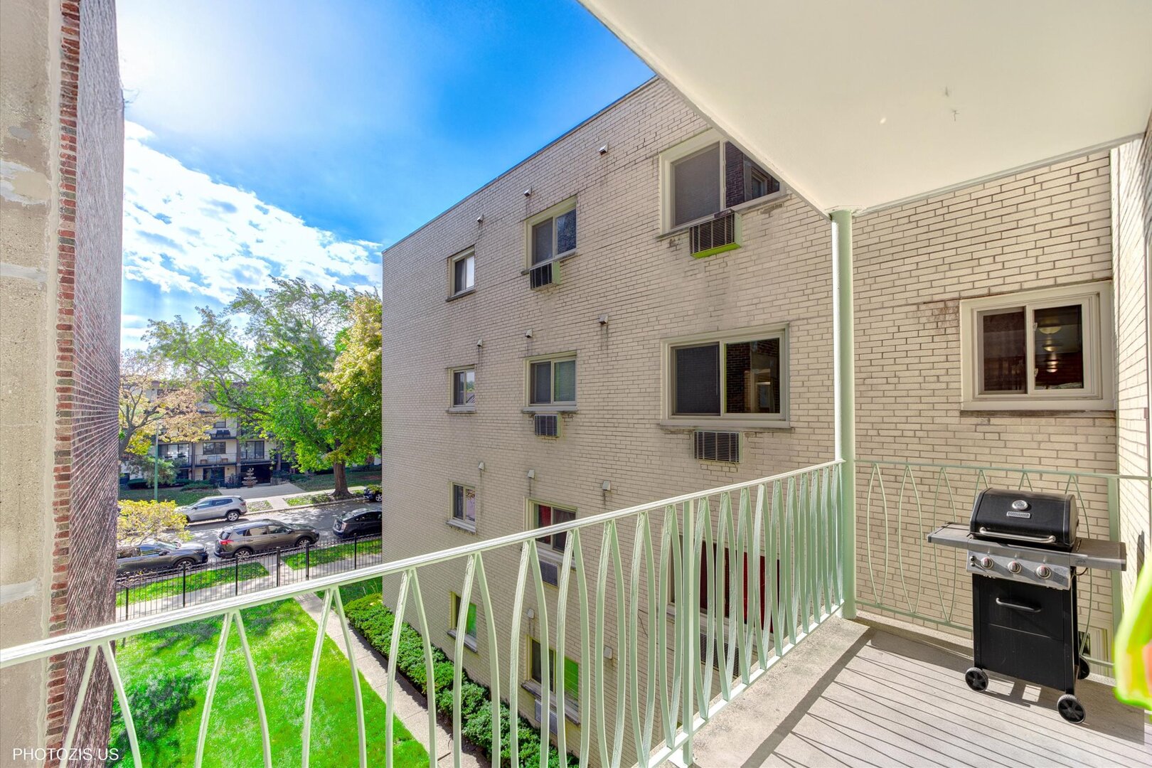 1640 West Sherwin Avenue, Unit 3B Chicago, IL 60626 - Photo 22 of 28 a view of a house with backyard and porch