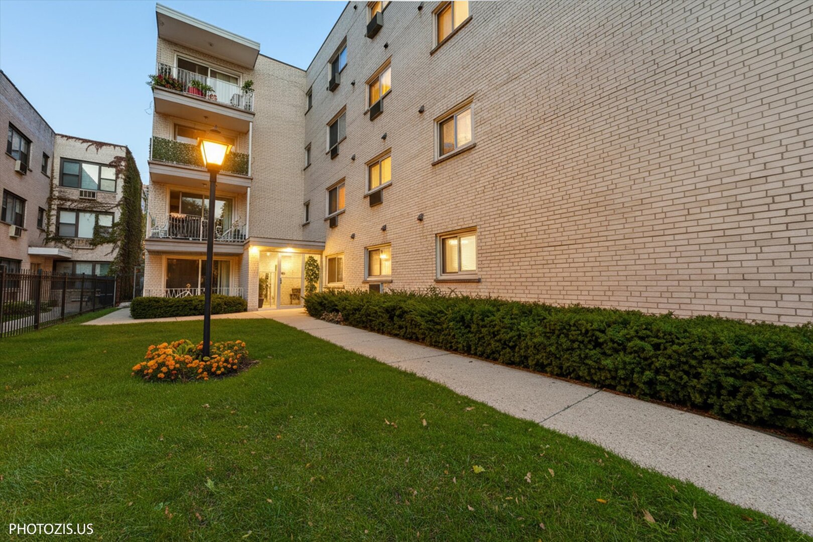 1640 West Sherwin Avenue, Unit 3B Chicago, IL 60626 - Photo 25 of 28 a front view of a house with a yard
