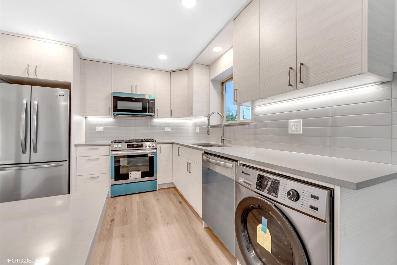 1640 West Sherwin Avenue, Unit 3B Chicago, IL 60626 - Photo 6 of 28 a kitchen with kitchen island a stove a sink and a refrigerator