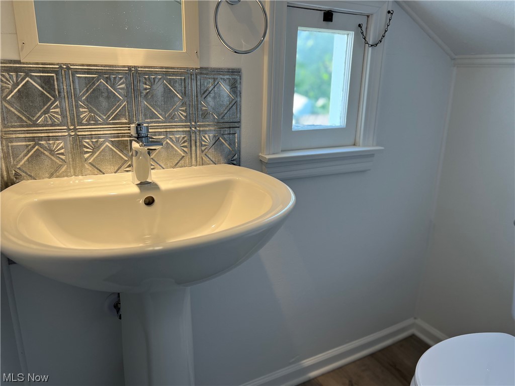 1609 Lyndhurst Road Lyndhurst, OH 44124 - Photo 26 of 34 2 nd floor featuring sink, floors, and mirror