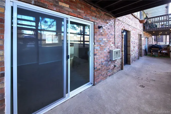 a view of entryway with a wooden fence