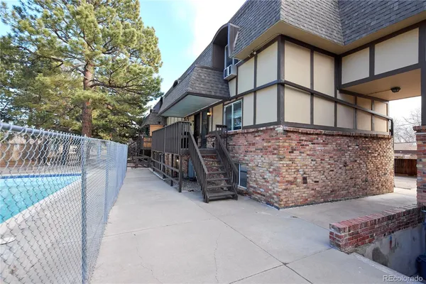 a view of a yard with a tree