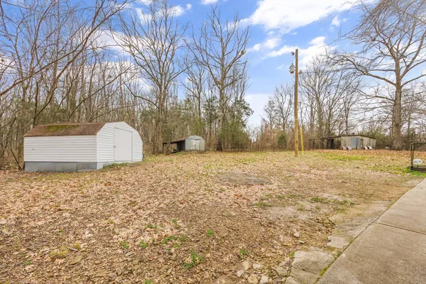 a view of a yard with a house