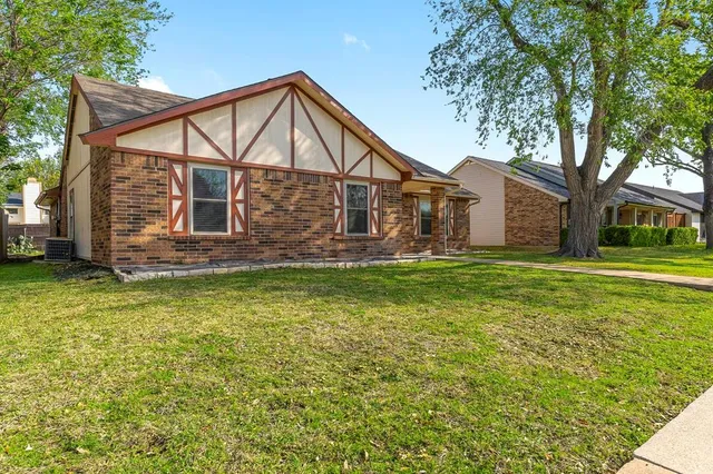 a front view of house with yard