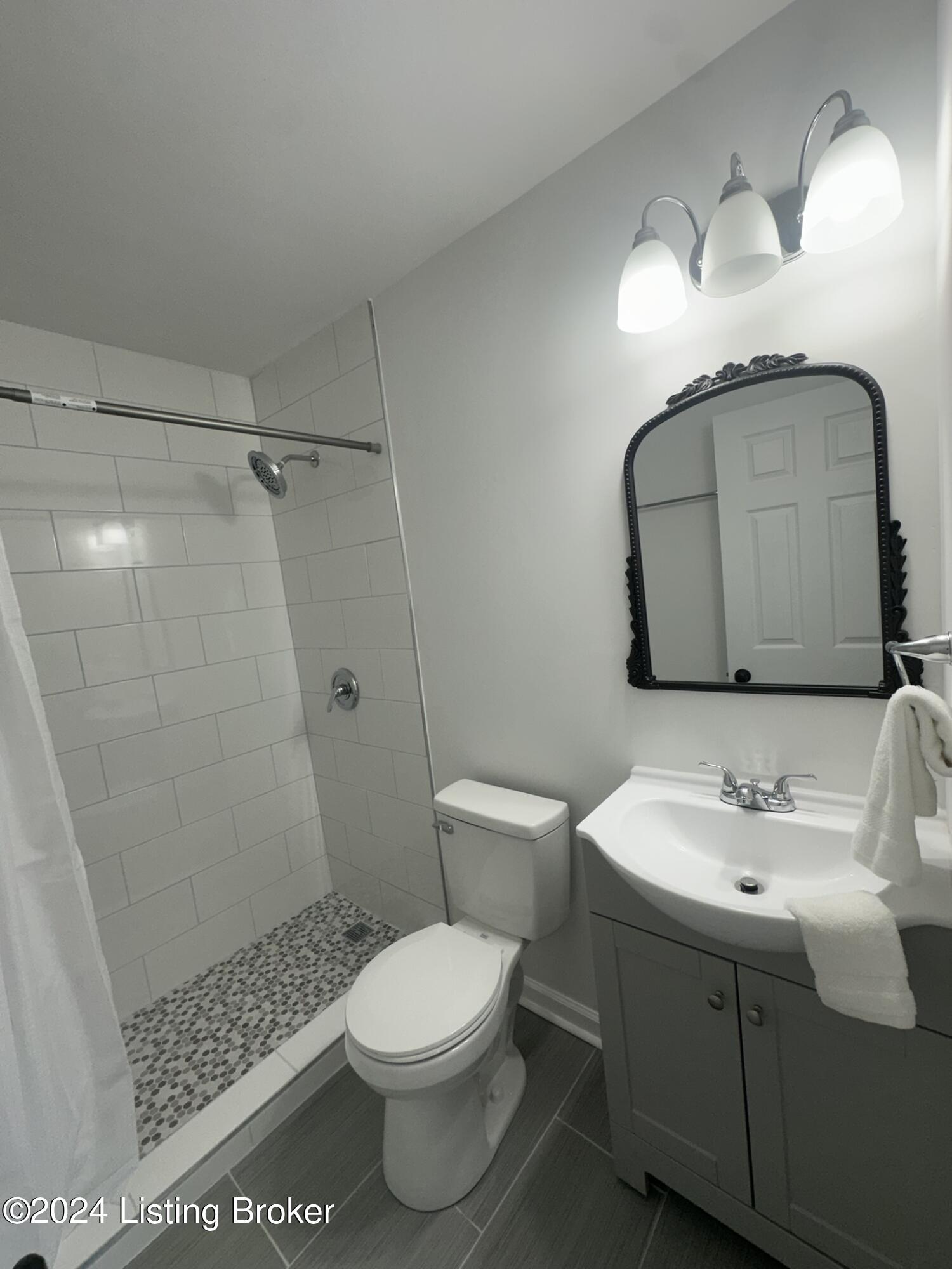 2423 Donna Road Louisville, KY 40216 - Photo 4 of 9 Bathroom