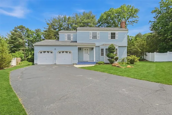 $810,000 | 19 Sherwood Court, Ronkonkoma, NY 11779