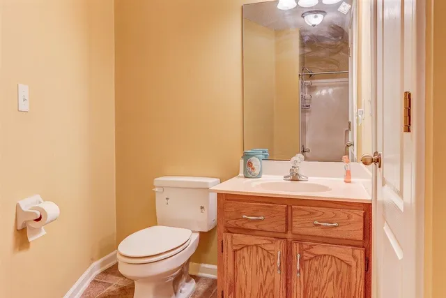 a view of a house with yard and porch