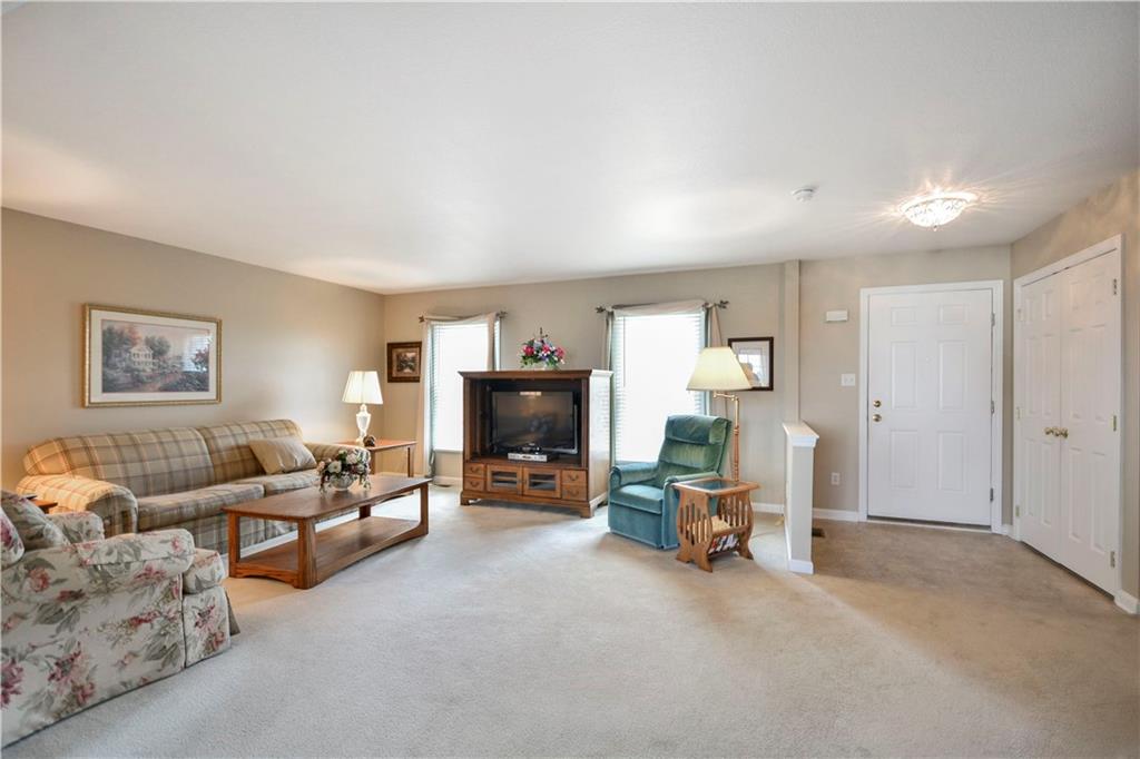 46 Castle View Drive McKees Rocks, PA 15136 - Photo 3 of 20 Entry/Living Room