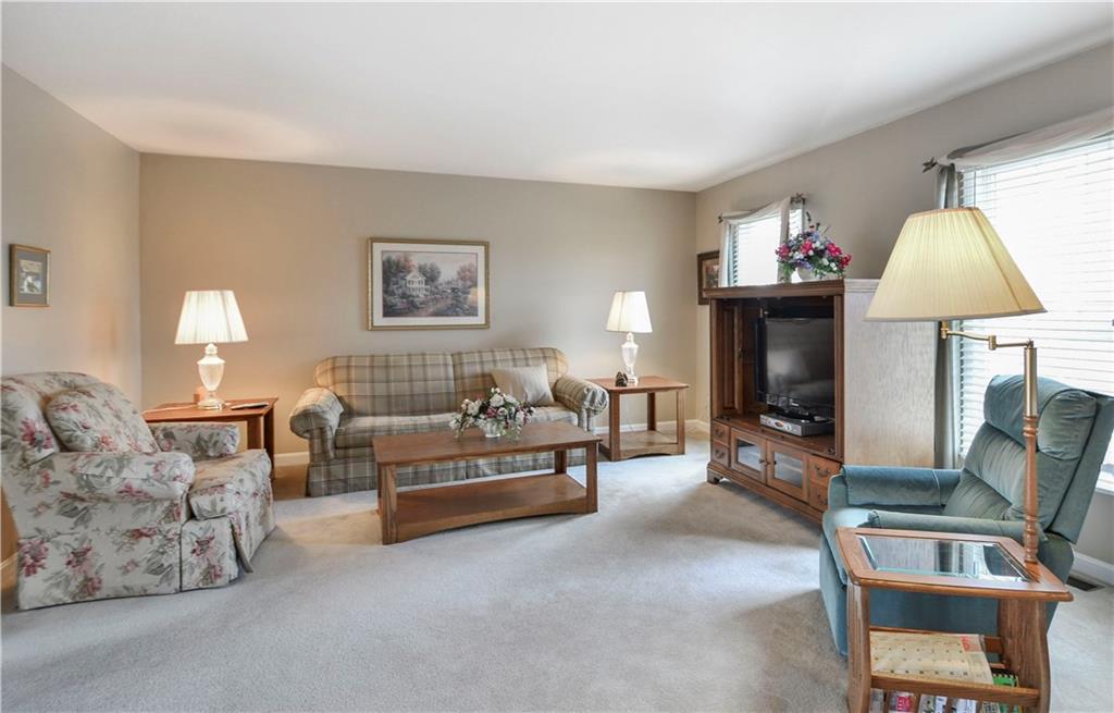 46 Castle View Drive McKees Rocks, PA 15136 - Photo 4 of 20 Living Room
