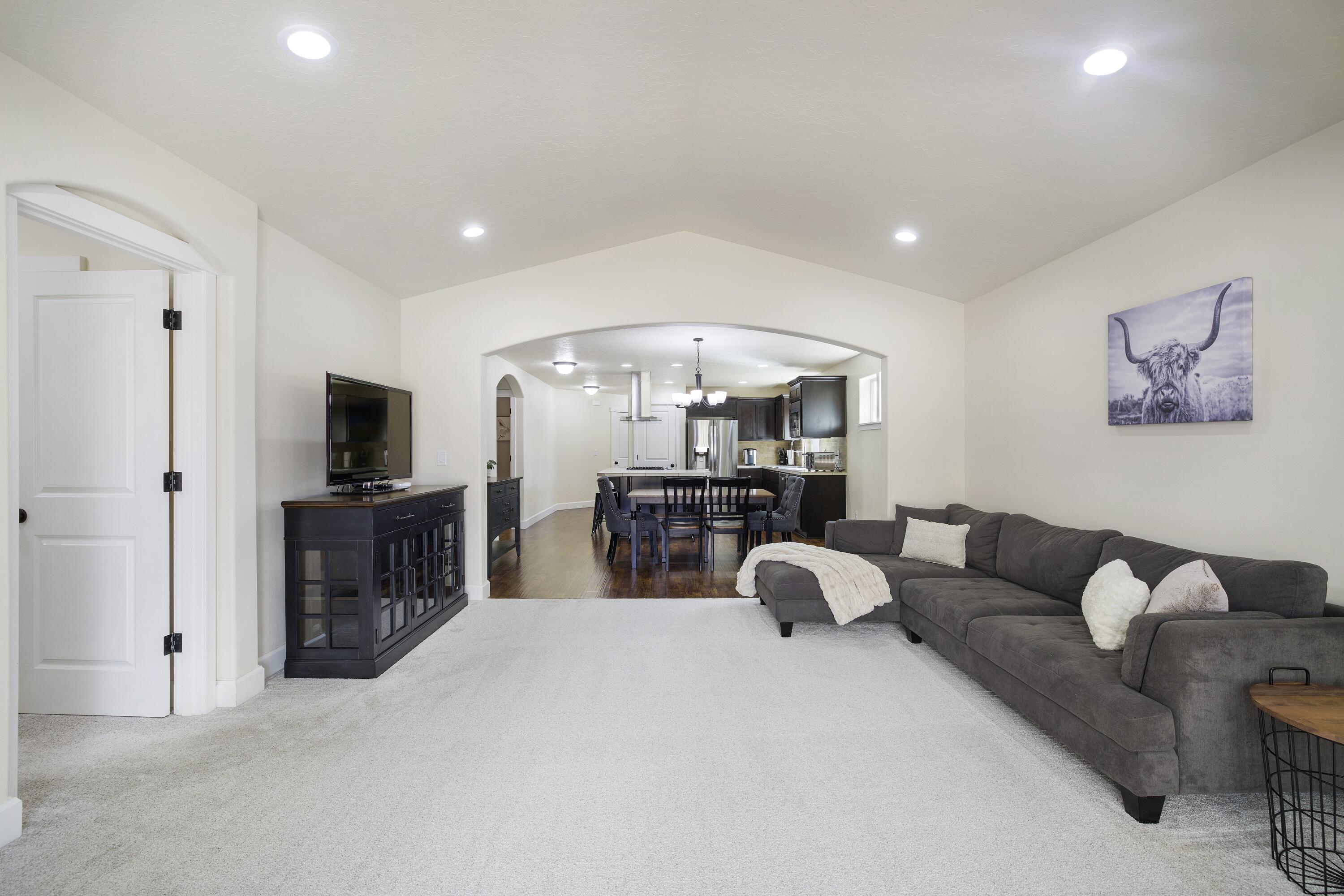 20522 Mutt Court Bend, OR 97701 - Photo 15 of 23 Living Room/Kitchen