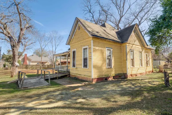 a view of a house with a yard