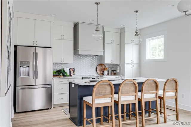 a couple of cars parked in front of a white house