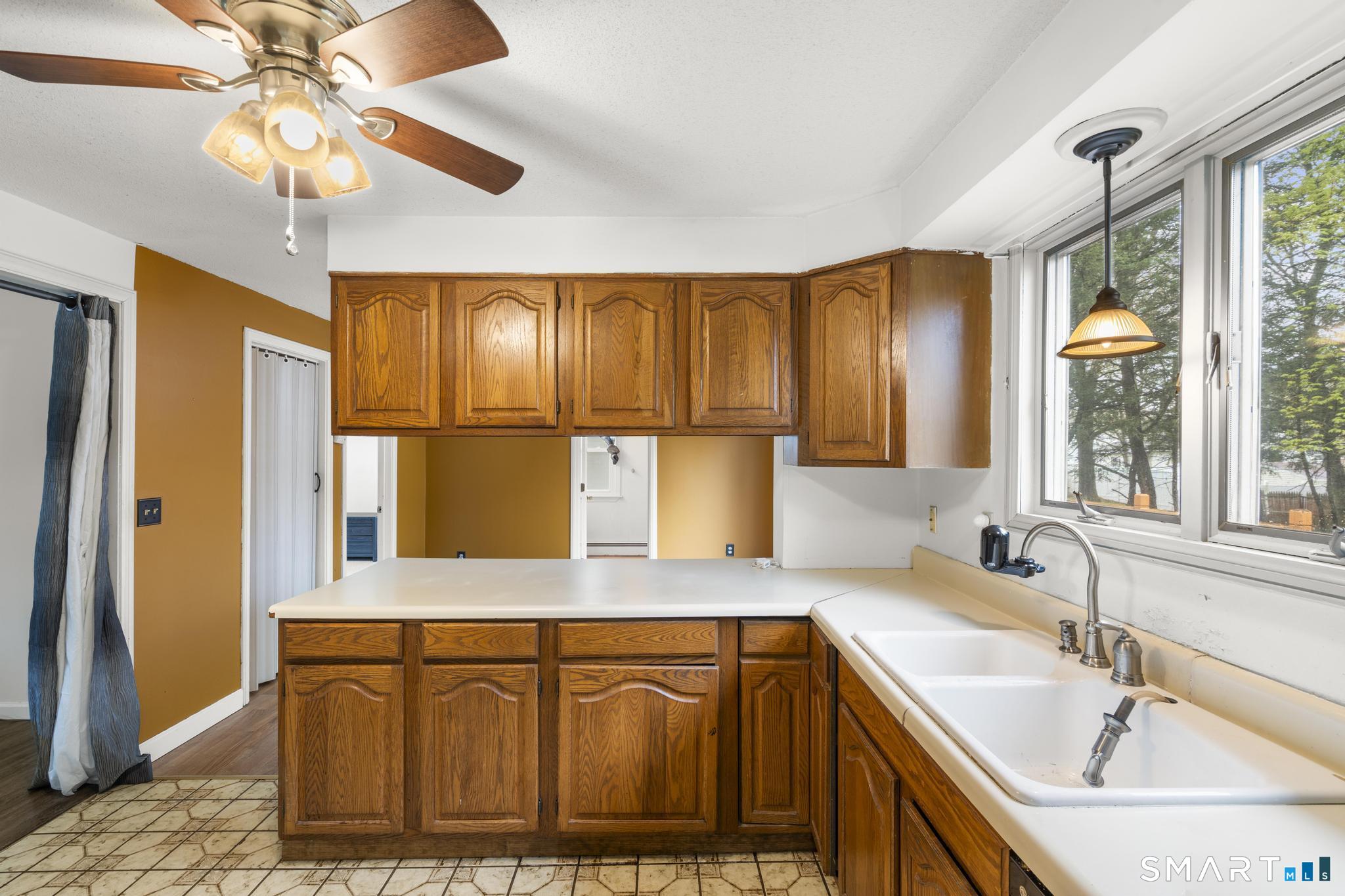 537 George Washington Road Enfield, CT 06082 - Photo 11 of 37