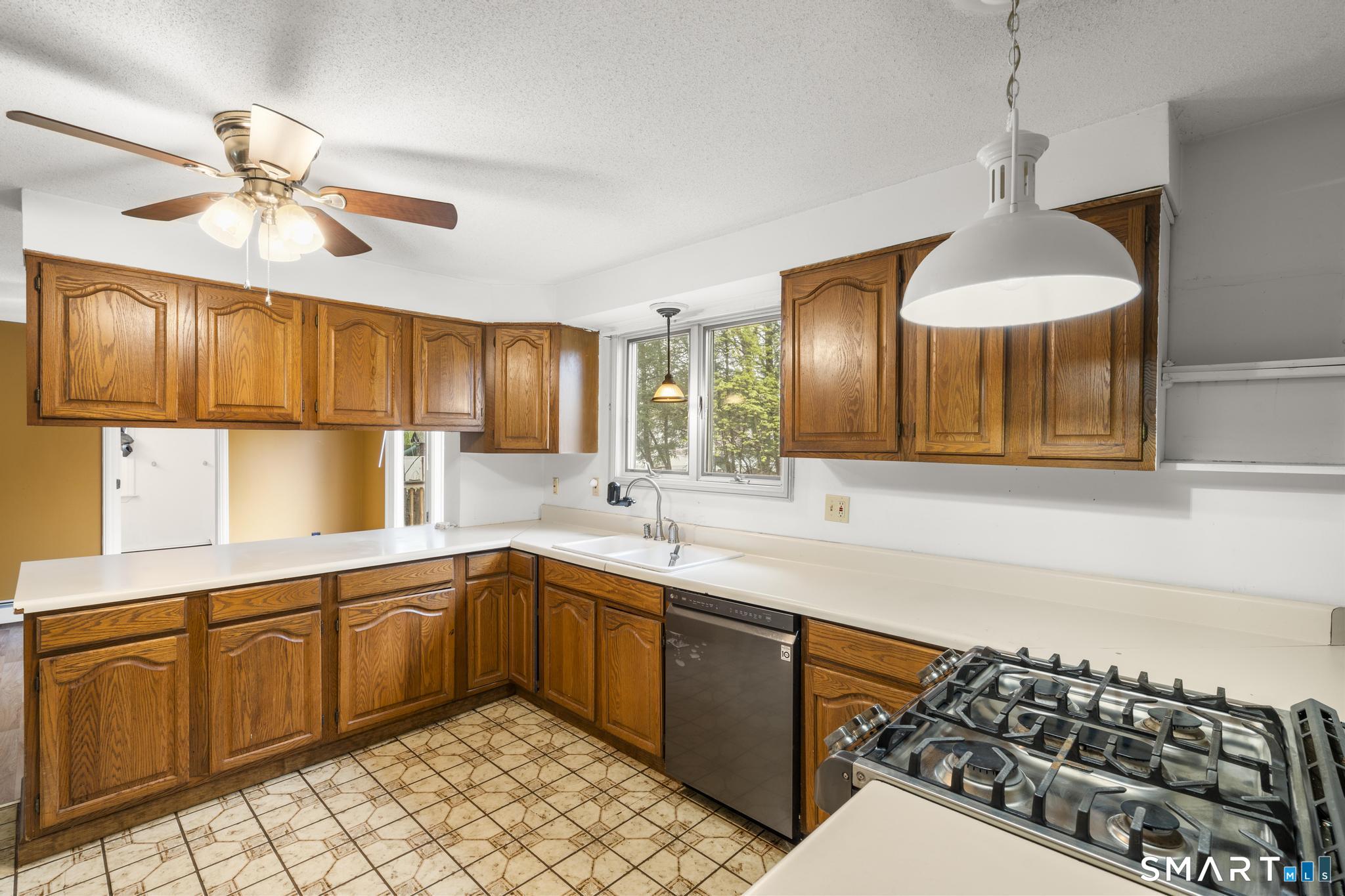 537 George Washington Road Enfield, CT 06082 - Photo 12 of 37