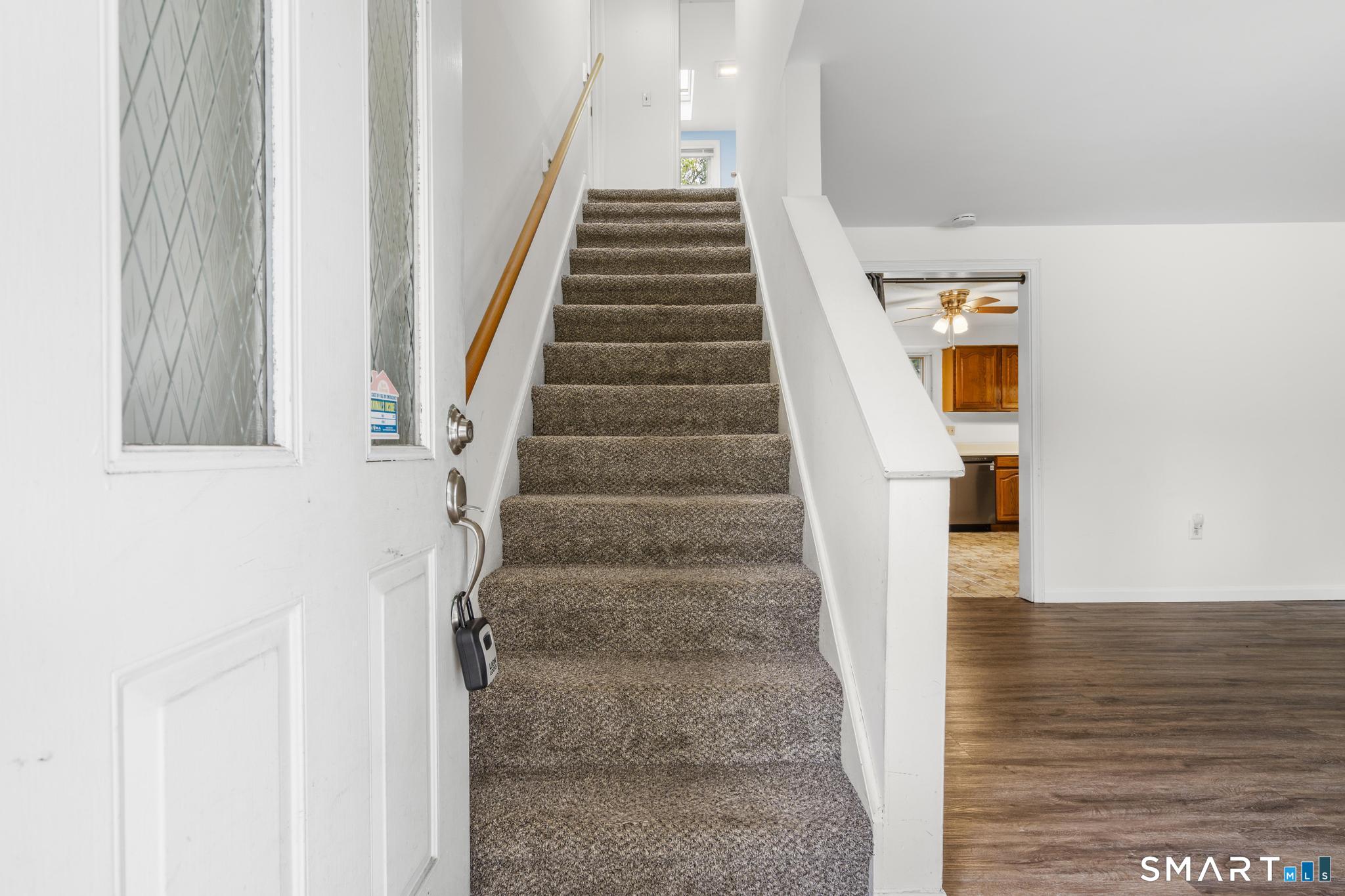 537 George Washington Road Enfield, CT 06082 - Photo 4 of 37