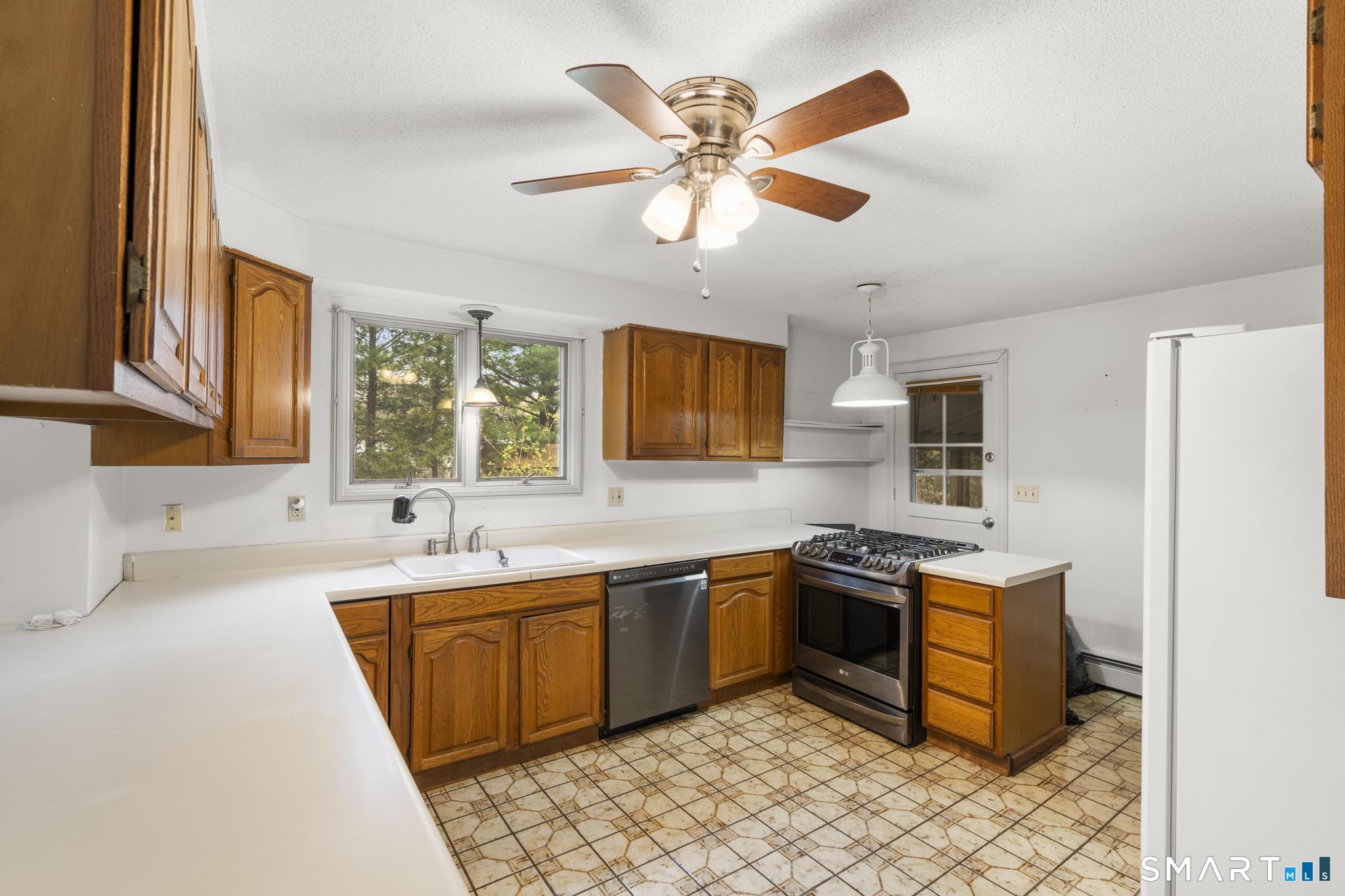 537 George Washington Road Enfield, CT 06082 - Photo 8 of 37