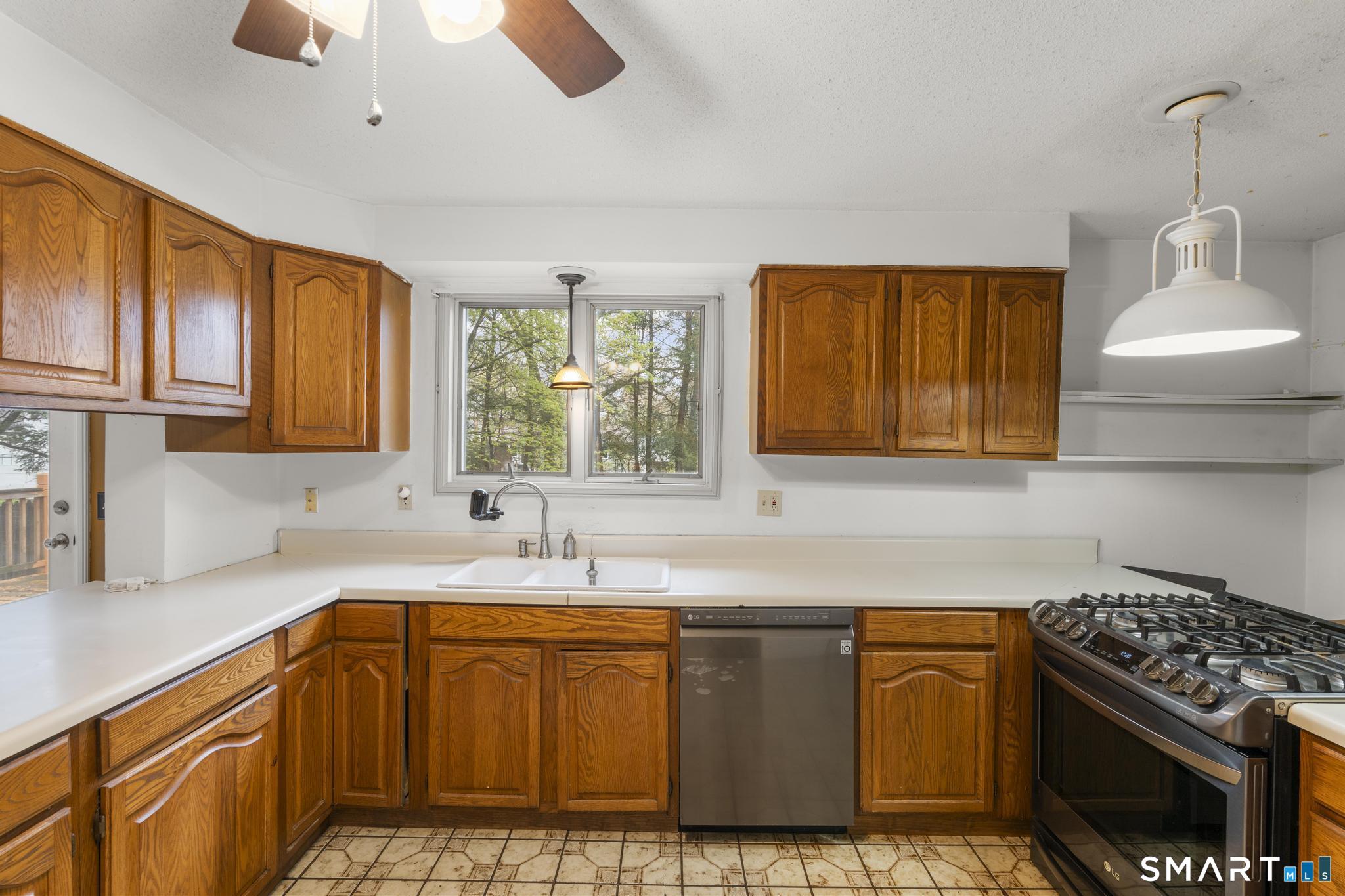 537 George Washington Road Enfield, CT 06082 - Photo 9 of 37