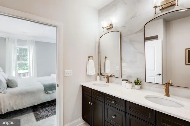 a en suite bathroom with double vanity and a mirror