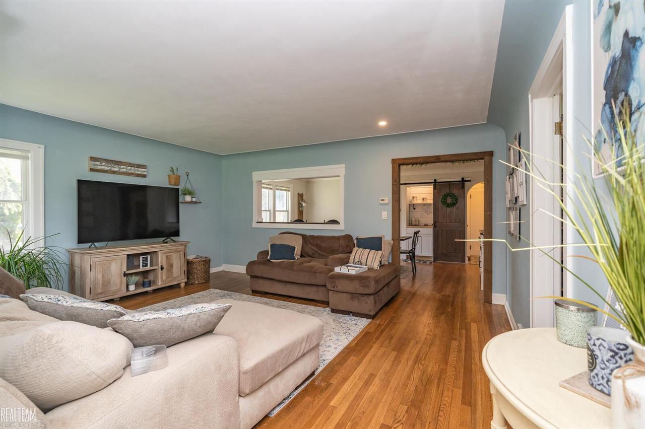49333 Romeo Plank Road Macomb, MI 48044 - Photo 6 of 30 50078507-5.JPG