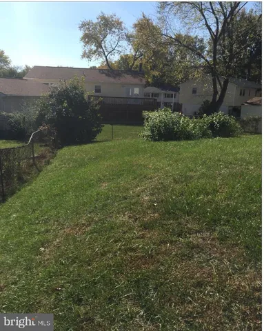 a view of a back yard