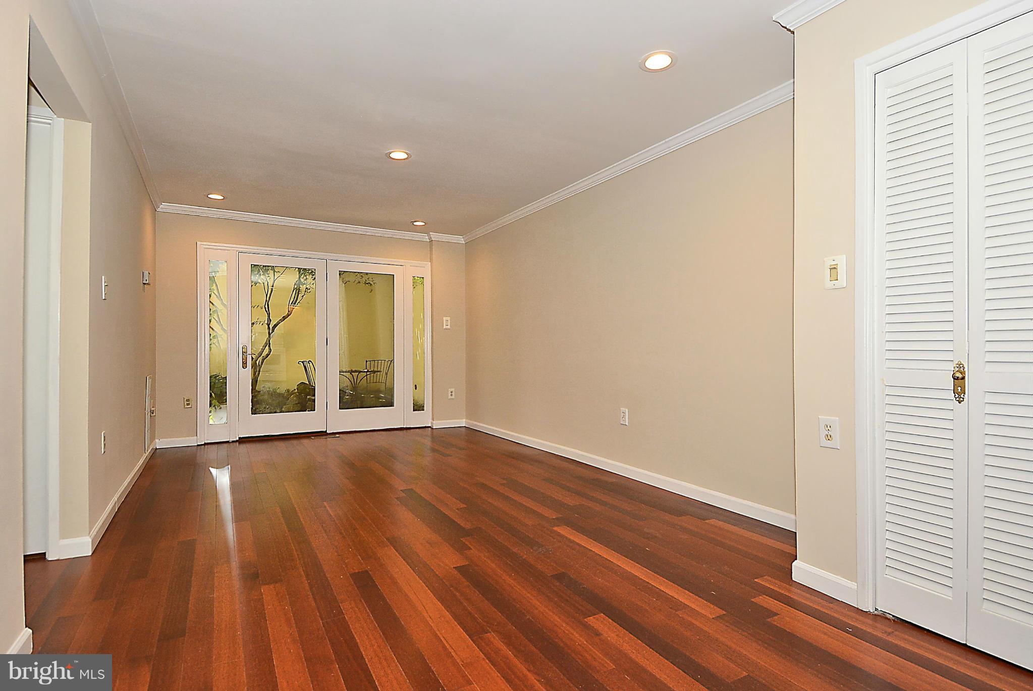 11652 Mediterranean Court Reston, VA 20190 - Photo 10 of 30 Living Room
