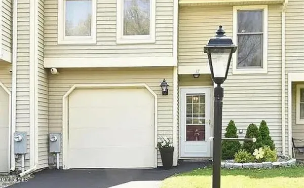 $285,000 | 17 Cromwell Drive, Halfmoon, NY 12188