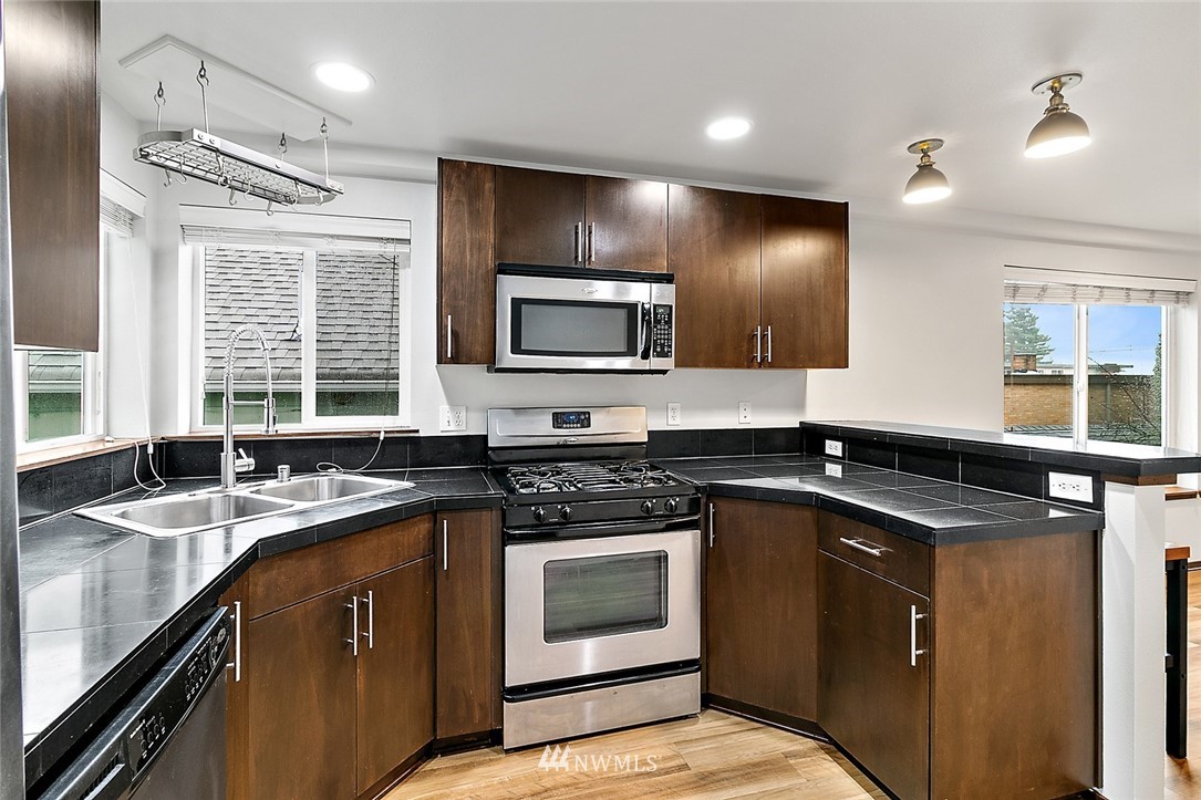 417 North 46th Street, Unit B Seattle, WA 98103 - Photo 10 of 24 Gallery Image 10