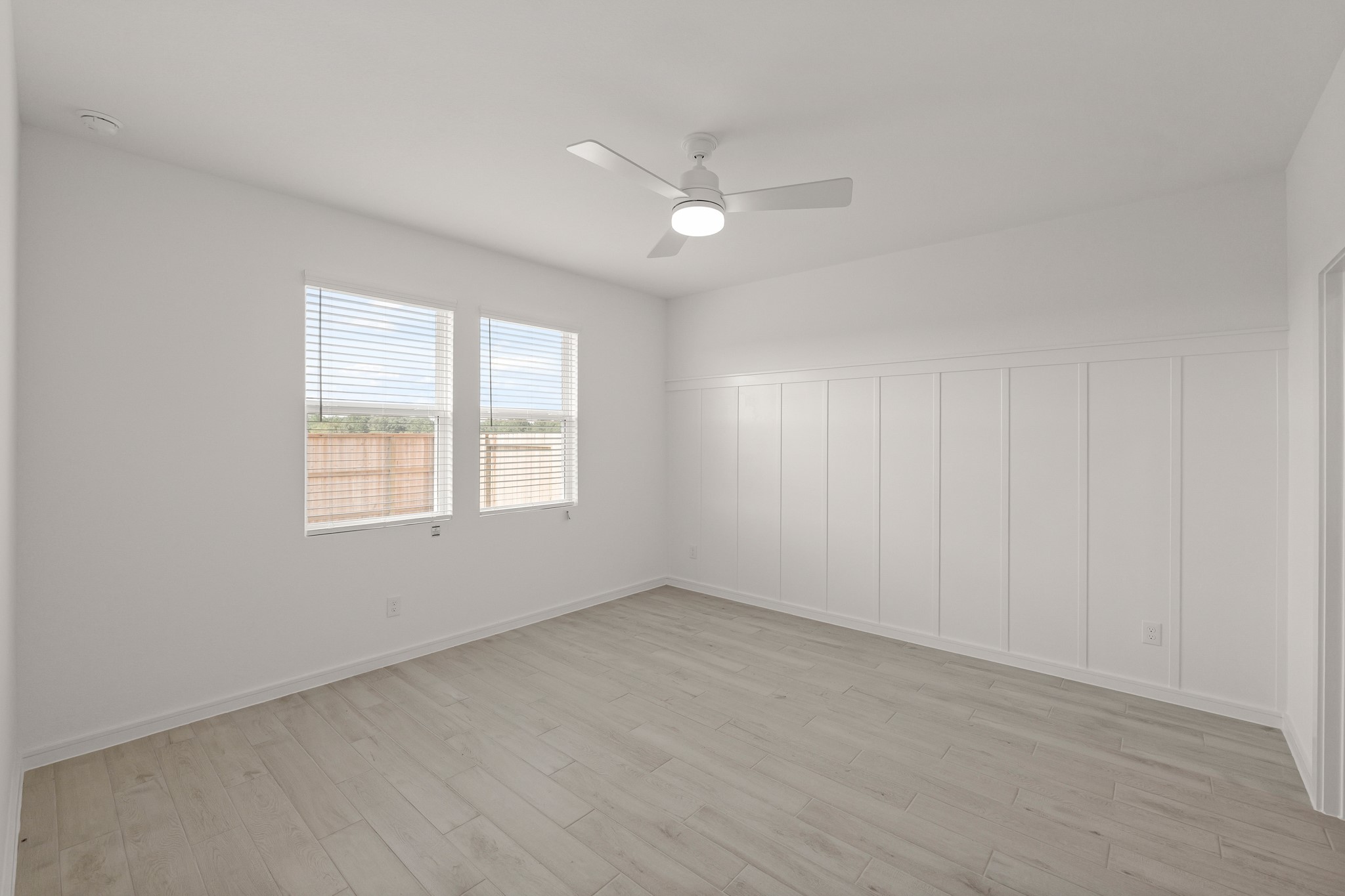 7815 Jade Crest Drive Angleton, TX 77515 - Photo 19 of 38 an empty room with a window