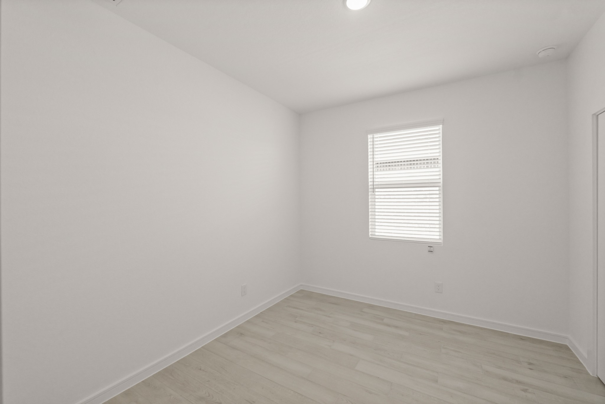 7815 Jade Crest Drive Angleton, TX 77515 - Photo 26 of 38 an empty room with a window