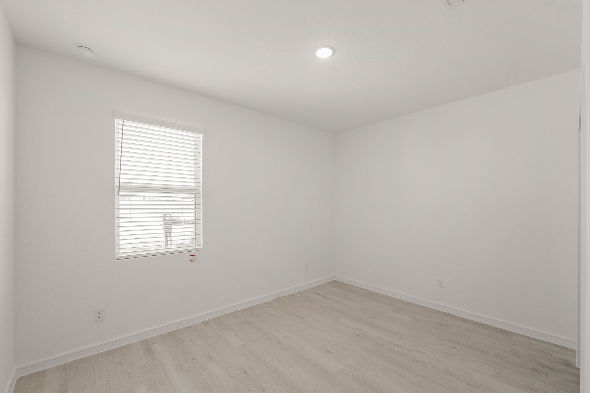 7815 Jade Crest Drive Angleton, TX 77515 - Photo 28 of 38 an empty room with a window