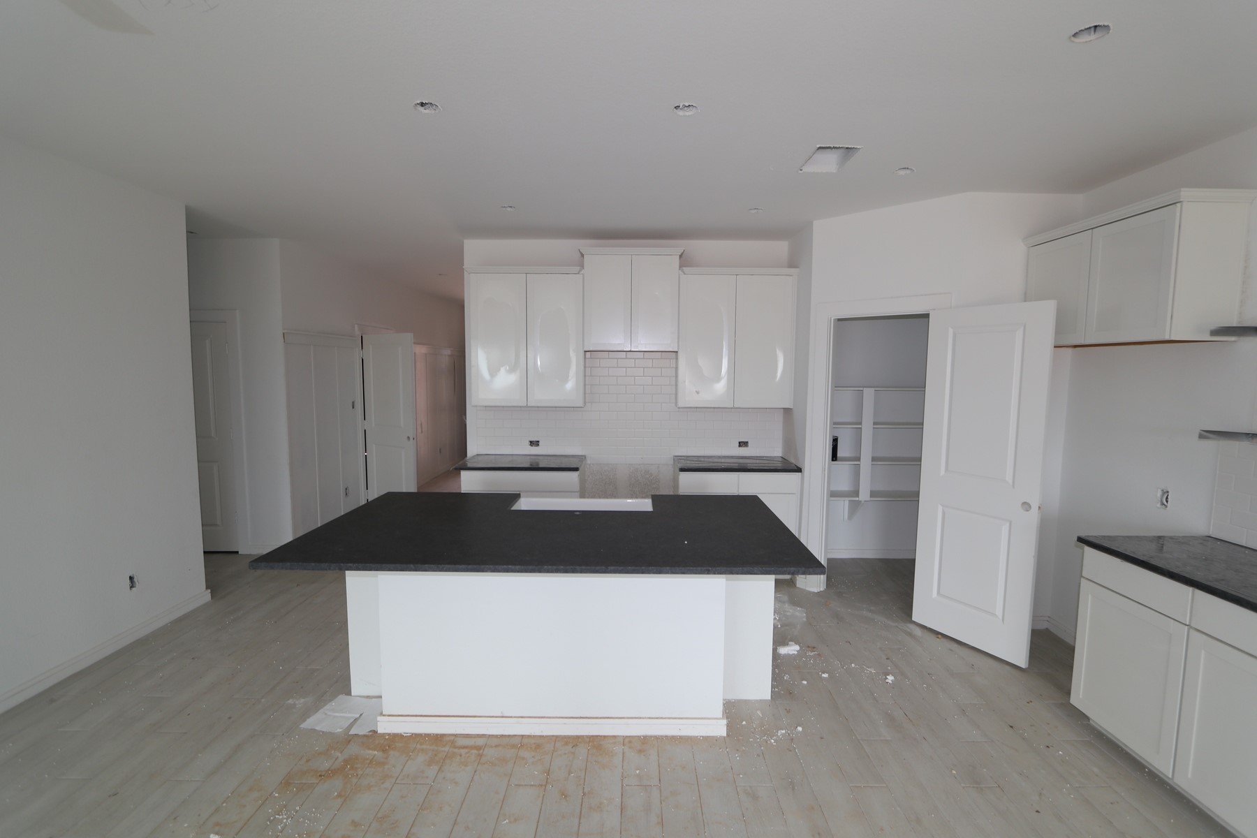 7815 Jade Crest Drive Angleton, TX 77515 - Photo 3 of 38 a kitchen that has a sink and a stove in it