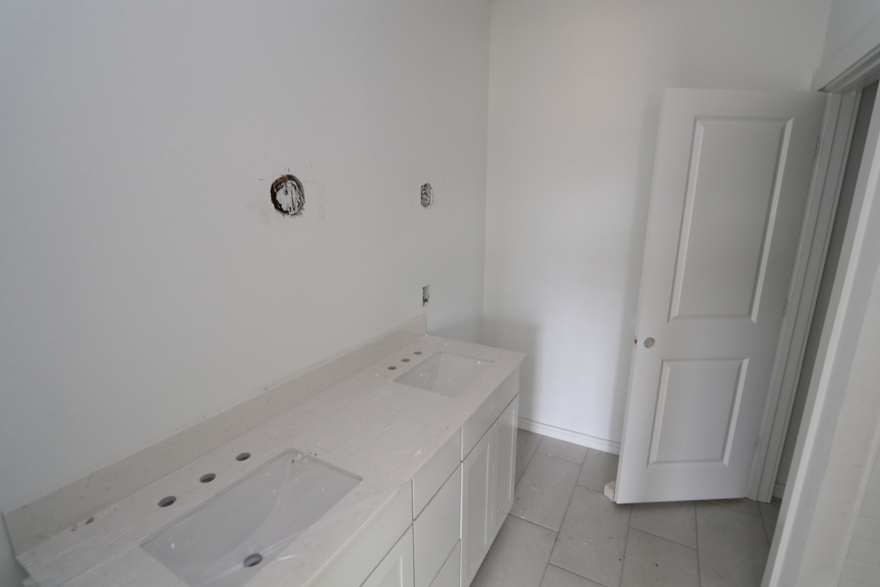 7815 Jade Crest Drive Angleton, TX 77515 - Photo 6 of 38 a bathroom with a tub sink and vanity