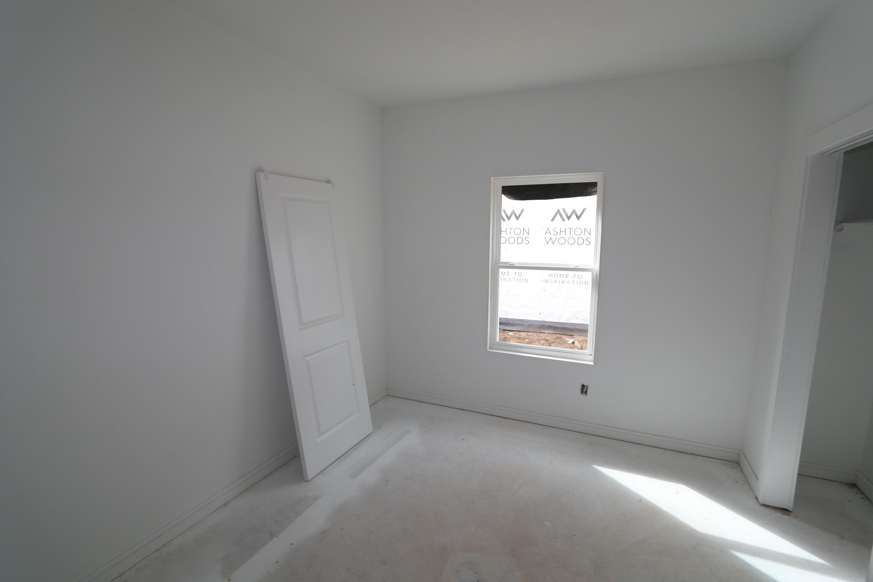 7815 Jade Crest Drive Angleton, TX 77515 - Photo 7 of 38 an empty room with a window
