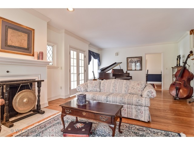 5600 South County Line Road Hinsdale, IL 60521 - Photo 4 of 24 a living room with furniture a rug and a fireplace