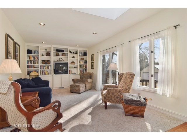 5600 South County Line Road Hinsdale, IL 60521 - Photo 10 of 24 a living room with furniture