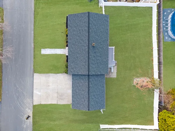 a view of a back yard