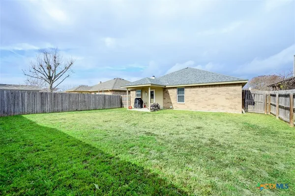 a view of a house with backyard and garden