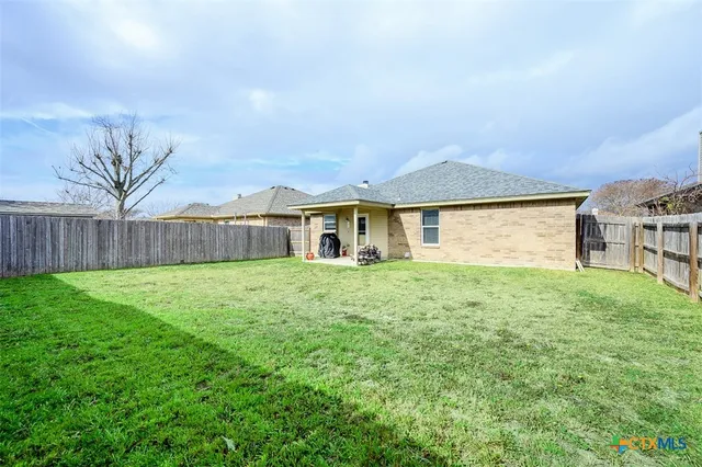 a view of a house with backyard and garden