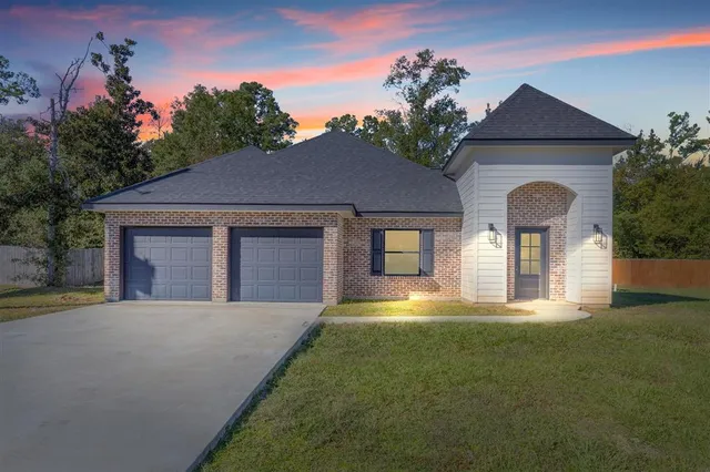 $2,500 | 927 Magdalena Street, Sulphur, LA 70663