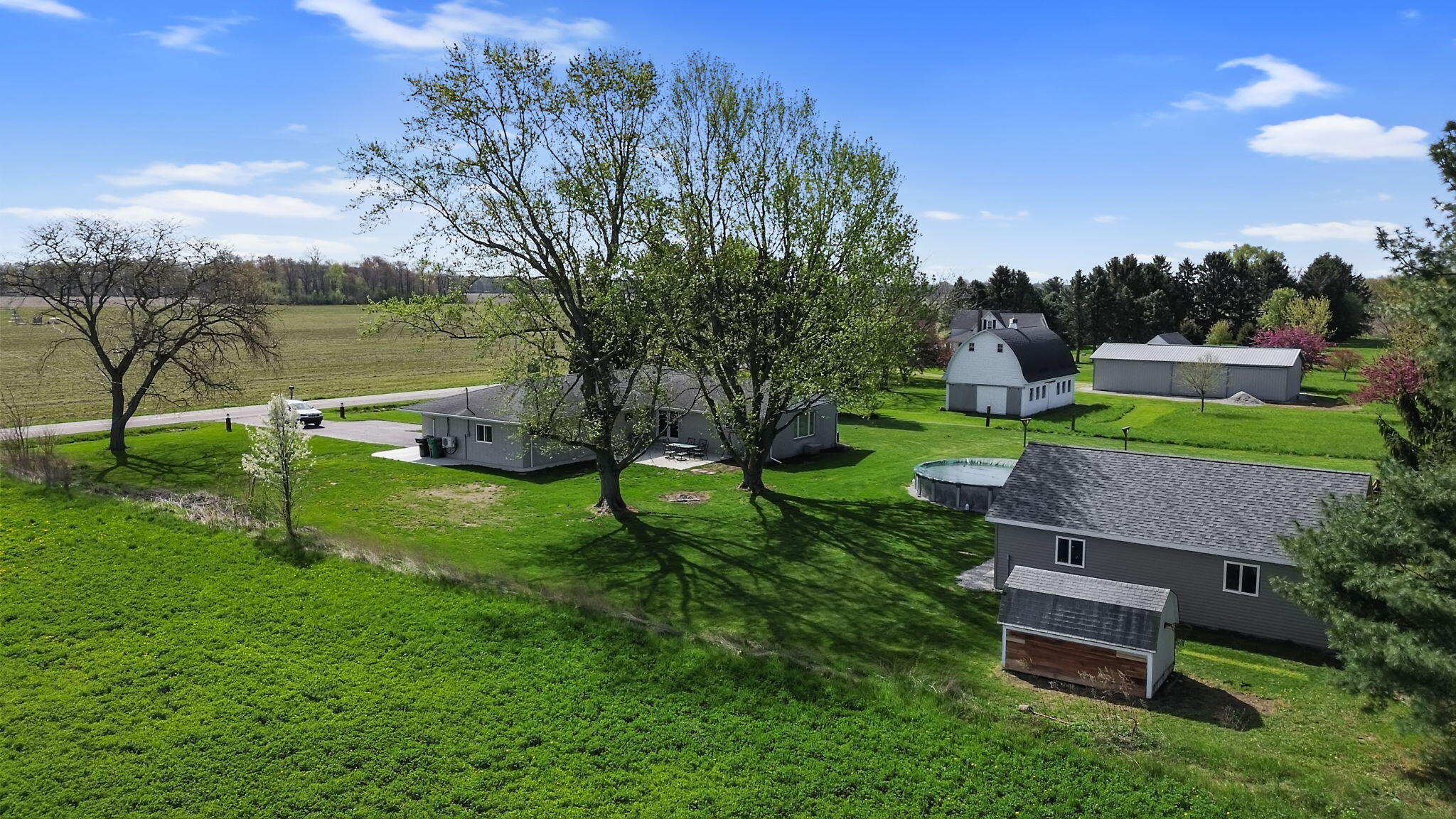 56915 Tulip Road New Carlisle, IN 46552 - Photo 9 of 19 a garden view with a seating space