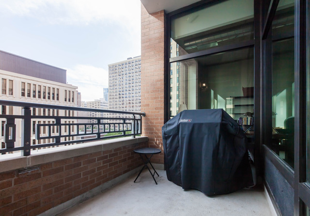 520 South State Street, Unit 501 Chicago, IL 60605 - Photo 21 of 25 a balcony with table and chairs
